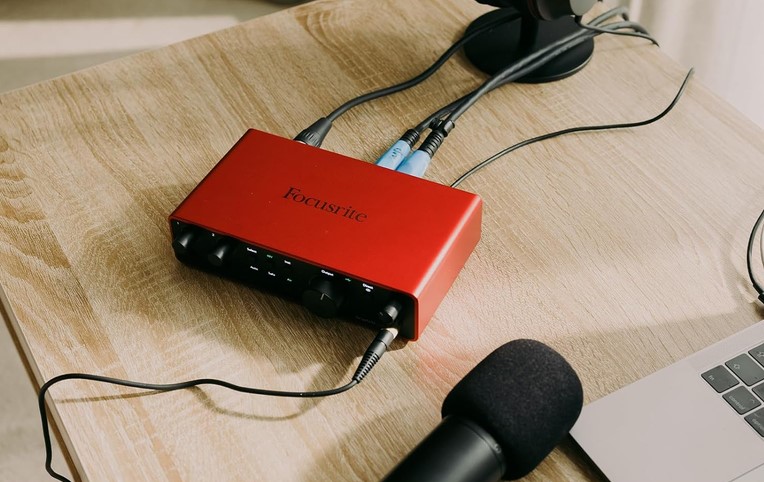 Focusrite Scarlett 2i2 4th Gen Review, Focusrite Scarlett 2i2 4th Gen, Scarlett 2i2 4th Gen review, budget audio interface, best audio interface under $300, 2i2 4th Gen, USB-C audio interface, Focusrite Scarlett 2i2 vs Volt 276, Scarlett 2i2 vs SSL 2+, Auto Gain audio interface, Clip Safe Focusrite, home studio audio interface, Focusrite 2i2 sound quality, Scarlett 2i2 4th Gen preamp gain, best desktop audio interface